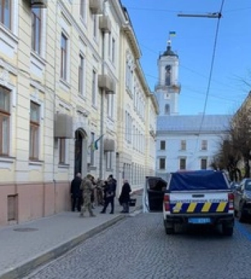 У центрі Чернівців чоловік погрожував підірвати гранату в суді: подробиці та відео
