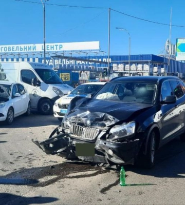 ДТП за участю трьох авто у Рівному: травмувались двоє осіб