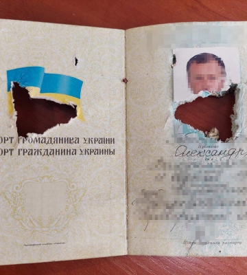 На Київщині волонтеру оформили ID-картку замість паспорта, який було пошкоджено під час обстрілу