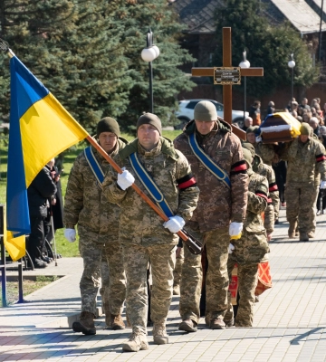 Трагічна звістка сколихнула серця: на Закарпатті попрощалися із загиблим Героєм (ФОТО)