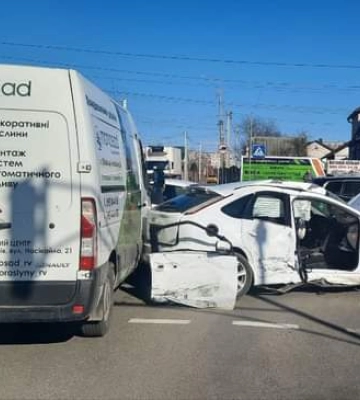 ДТП за участю трьох авто у Рівному: травмувались двоє осіб