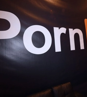 Материнську компанію Pornhub купив новий власник