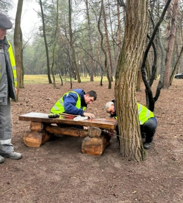 У Дніпрі співробітники парку встановили власноруч виготовлені лави та годівниці для птахів