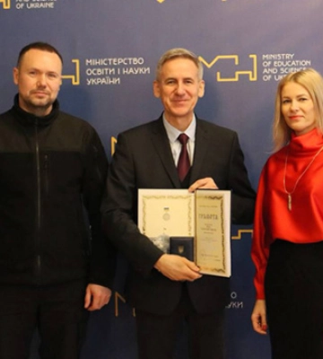 Шкарлет у Сумах вручив грамоту ВР колективу університету