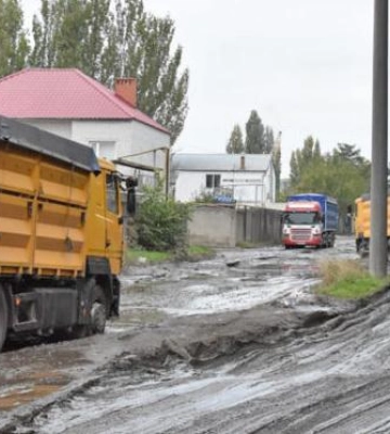 На Полтавщині жителі перекрили рух фурам, що руйнують дорогу