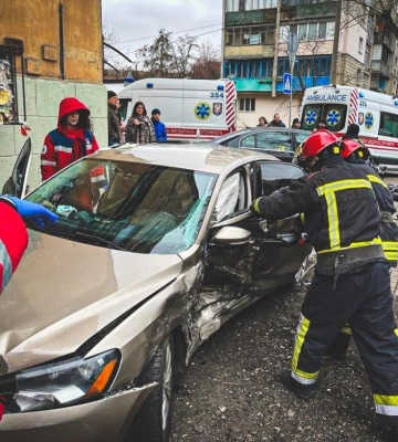 Водія вирізали з кабіни: у Києві два легковики вилетіли на тротуар (ФОТО)
