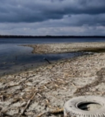 Російські окупанти осушили Каховське водосховище до критично низького рівня