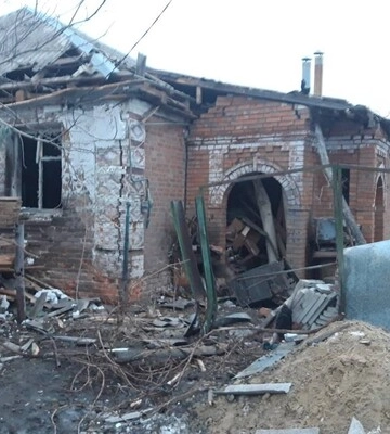 Оккупанты продолжают обстреливать Харьковщину. Одна из ракет попала во двор жилого дома