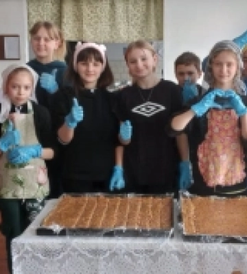 Школярі з Рівненщини передали захисникам окопні свічки і ласощі