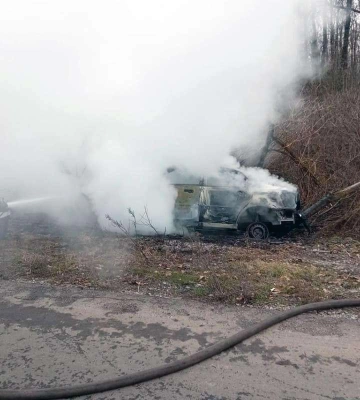 У Новомосковському районі 79-річний водій мало не згорів у своєму автомобілі