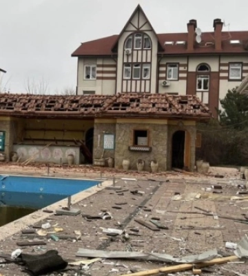 Одна з російських ракет, випущених по Запоріжжю, впала біля будинку в спальному районі - фото