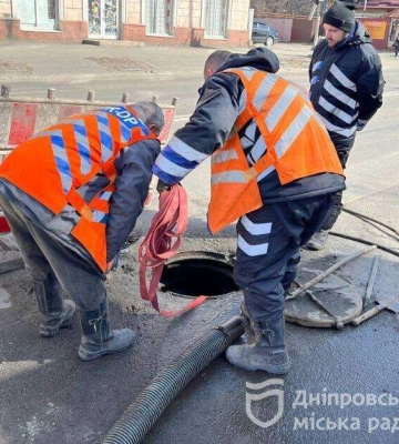 Дніпровські комунальники ремонтують водогони майже без відключень: ситуація станом на 14:00
