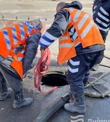 Дніпровські комунальники ремонтують водогони майже без відключень: ситуація станом на 14:00