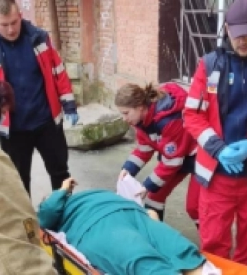 Рівненські рятувальники транспортували важкохвору жінку