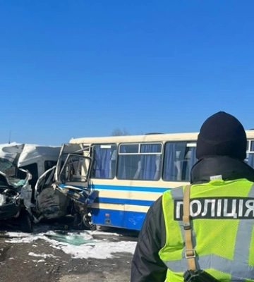 Під Івано-Франківськом зіткнулися два автобуси: є жертва