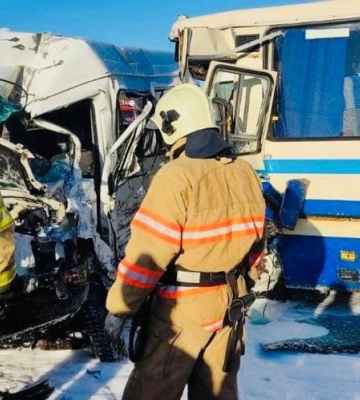 Зіткнулися два автобуси: неподалік Закарпаття сталася смертельна ДТП (ФОТО)