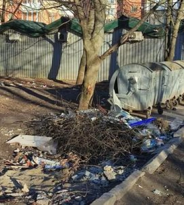 Полтавці скаржаться на захаращену ділянку в центрі міста ФОТО