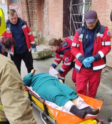 Рівненські рятувальники транспортували важкохвору жінку