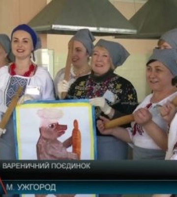 На голові хустини, у руках качалки - закарпатки (відео)