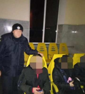 На вокзалі в місті на Харківщині поліція шукала п’яних підлітків (фото)