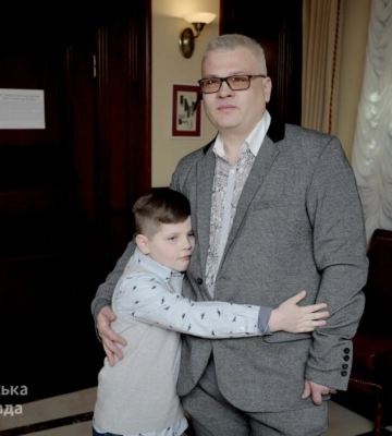 Хлопчик, який втратив матір через удар ракети рф в будинок на Перемозі, отримав квартиру від забудовника та міста