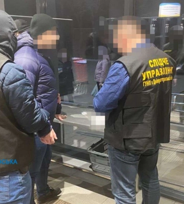 У Кривому Розі чоловіка лякали поховальним вінком на машині і вимагали гроші