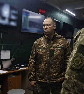 Сирський: противник і надалі безуспішно намагається оточити місто і просунутися вперед
