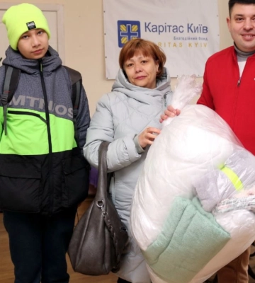 Понад півтисячі ВПО отримали теплі комплекти від «Карітас-Київ»