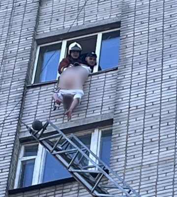 У Сумах врятували чоловіка, який ледь не випав з восьмого поверху