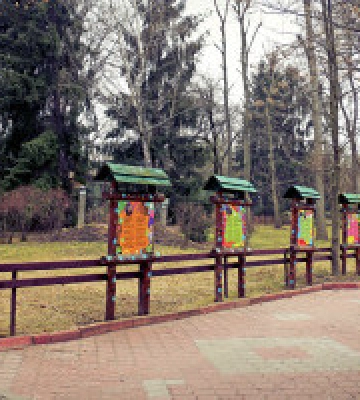 На центральній алеї Київського зоопарку представляють виставку наукових досягнень юних натуралістів 
