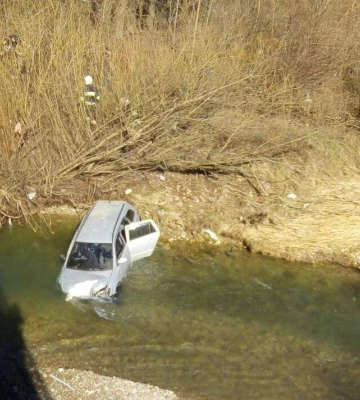 На Львівщині автомобіль злетів з мосту в річку: що з водієм