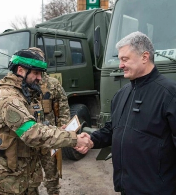 &quot;Готуємось до контрнаступу&quot;. На Донеччині бійці отримали від Порошенка DAF, рації, дрони з тепловізорами та Старлінки