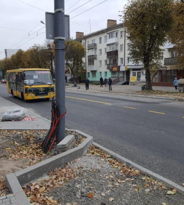 У центрі Луцька на зупинці злодюжка знімала у жінок сережки та крала гроші