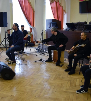 «Дякуємо вам за спокій»: у Луцьку для прикордонників виступив гурт «Друга Ріка»