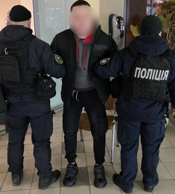 Під Києвом чоловік намагався зґвалтувати дівчину у вбиральні ТЦ
