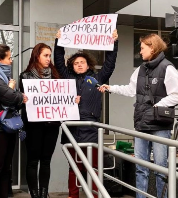 Нардеп Гончаренко: В Одесі волонтерів не пускають до &quot;Гончаренко центру&quot; - тітушки блокують вхід. ВІДЕО+ФОТОрепортаж