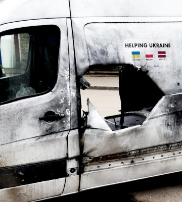 Авто польських волонтерів потрапило під обстріл на Донеччині, шестеро поранених