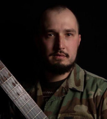 20 березня у Києві на Майдані Незалежності попрощаються з загиблим на війні біологом та письменником Біжаном Шароповим. ФОТО