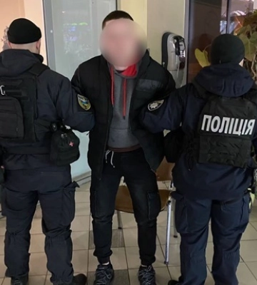 Чоловіку, який намагався зґвалтувати дівчину в ТРЦ, висунули підозру