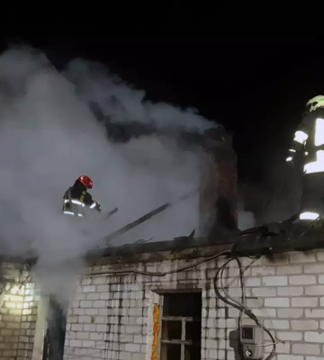 Вночі в Дніпропетровській області рятувальники дві години гасили пожежу в житловому будинку