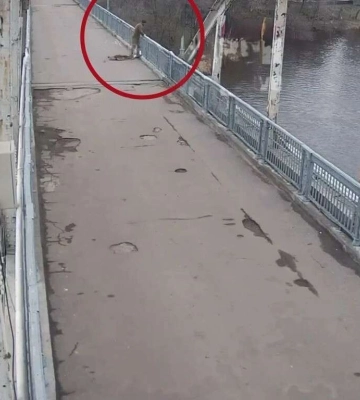 У Дніпрі витягли з води чоловіка, який зістрибнув з мосту: відео порятунку
