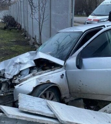 П’яний та без прав: у Дніпрі водій протаранив припарковані автівки та зніс паркан