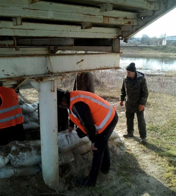 В Харьковской области разбирают российские блокпосты: фото