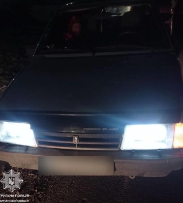 Патрульні виявили у, імовірно, нетверезого керманича речовини, схожі на наркотичні