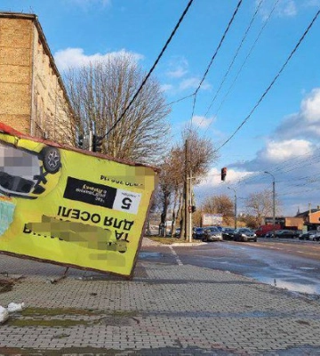 Хто відповідає за безпечний стан білбордів у Луцьку 