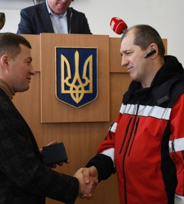 Медики Рівненщини, що рятували цивільних на Херсонщині, отримали годинники обласної ради