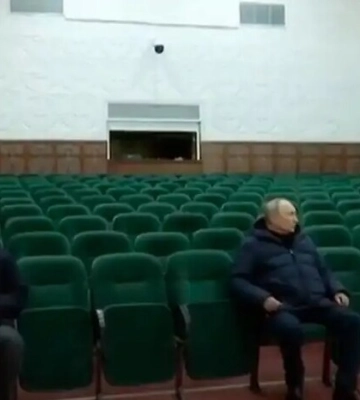 Путін під час нічного візиту у Маріуполь відвідав філармонію