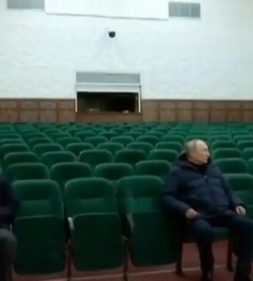 Путин во время ночного визита в Мариуполь посетил филармонию