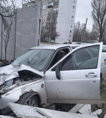 У Дніпрі п&#039;яний військовий за кермом автомобіля влетів у паркан
