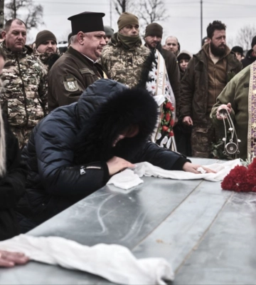 Загинув, прикривши відхід побратимів: у Харкові перепоховали Героя України